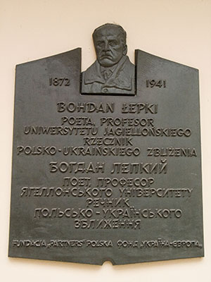 Tablica pamięci B. Łepkiego, wmurowana w ścianę Instytutu Polonistyki UJ